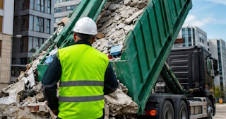 Вывоз строительного мусора в Кингисеппе: услуги лицензированной компании — ПроМусор
